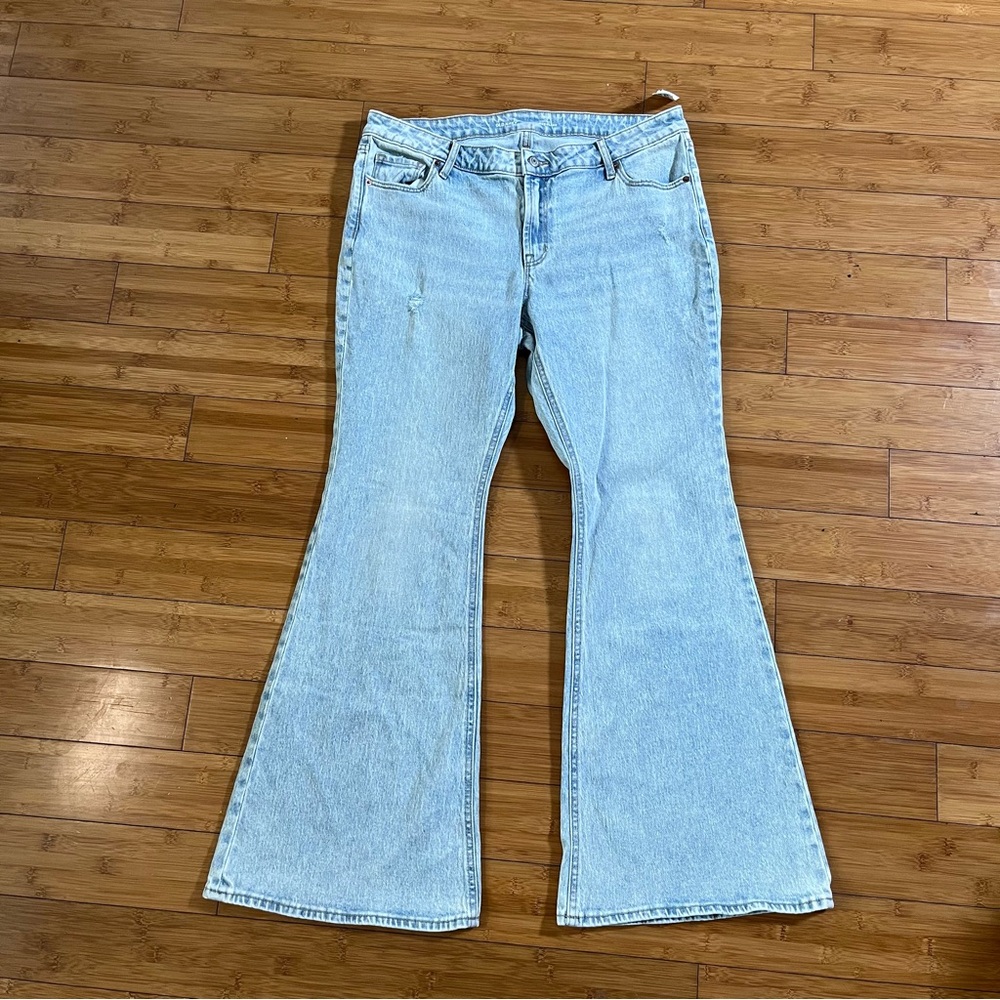 Old Navy Mid Rise Super Flare Light Wash Blue Jeans 70s Inspired NWT - Picture 2 of 11